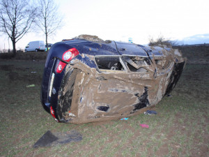 U Řimic se v křižovatce střetla dvě auta, Passat skončil po kotrmelcích daleko v poli