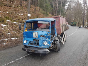 AKTUÁLNĚ: Mezi Malým Hradiskem a Stínavou došlo k nehodě dvou náklaďáků a traktoru. Cesta je uzavřena
