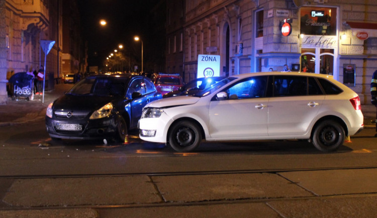 Při nehodě v Masarykově ulici byla zraněna řidička i její nezletilá spolujezdkyně