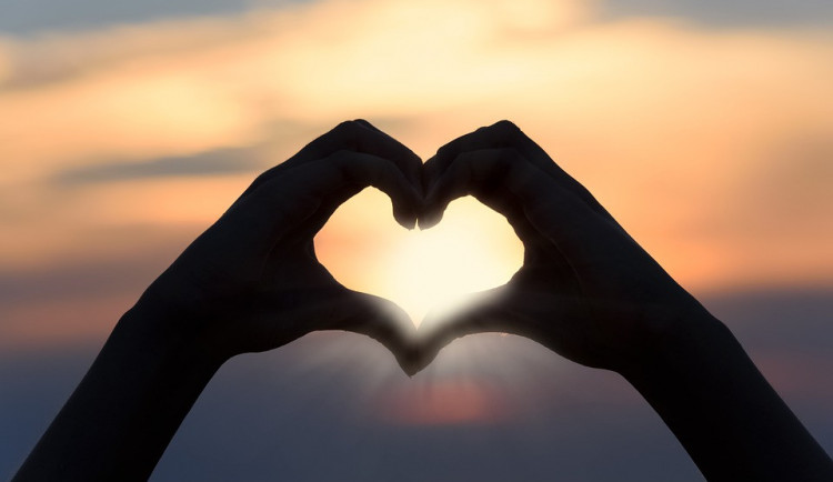 Zamilovaní dnes slaví svátek svatého Valentýna, za dárky utrácejí Češi od 500 do 1000 korun