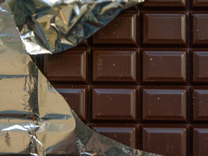 Mladý zloděj si v supermarketu v Zikově ulici schoval pod bundu devět čokolád. Nešlo o žádného nováčka