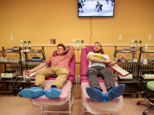 FOTO: Olomoucká Drbna a Vaulteři darovali krev. Transfuzka se převlékla do růžového