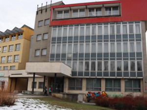 Budova, v níž se budou učit budoucí zdravotníci, původně sloužila coby Dům politické výchovy (na snímku vpravo). Krček, který je dnes již zaslepený, vedl do budovy, která byla sídlem KSČ. Dnes v tomto objektu sídlí poliklinika (na snímku vlevo)