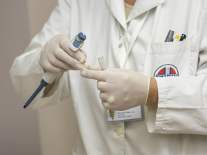 Zákaz návštěv platí už na deseti pracovištích Fakultní nemocnice Olomouc