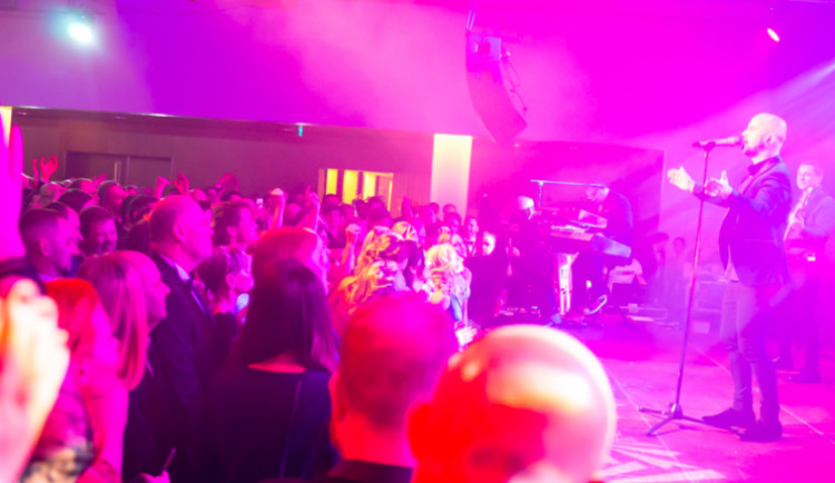 OMEGA Olomoucký ples jel na vlně Karibiku, stovky lidí pobavila skupina No Name i Erika "Dáša" Stárková