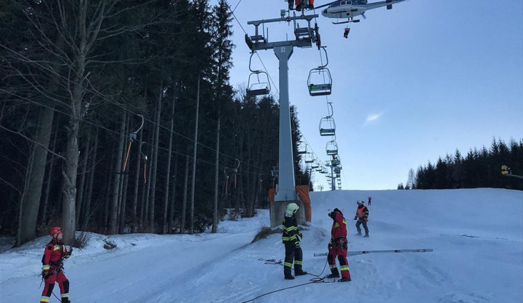 FOTO: Ve Filipovicích se zastavila lanovka, hasiči museli 39 lidí evakuovat