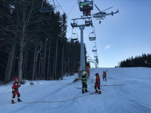 FOTO: Ve Filipovicích se zastavila lanovka, hasiči museli 39 lidí evakuovat