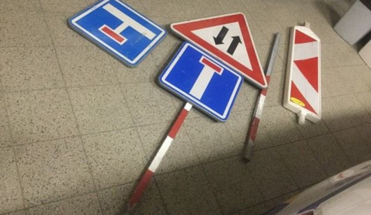 Za popelnicemi u ulice Mozartova byly odložené dopravní značky. Na svého majitele čekají na policejní služebně