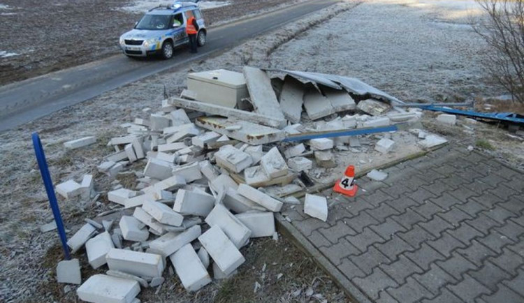 Senior vjel rychle do zatáčky a dostal smyk. Porazil zděnou měřící stanici a způsobil škodu za více než sto tisíc