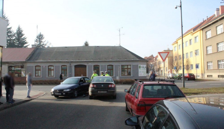 Protijedoucí řidiči se srazili u křižovatky. Na zavinění nehody se neshodli