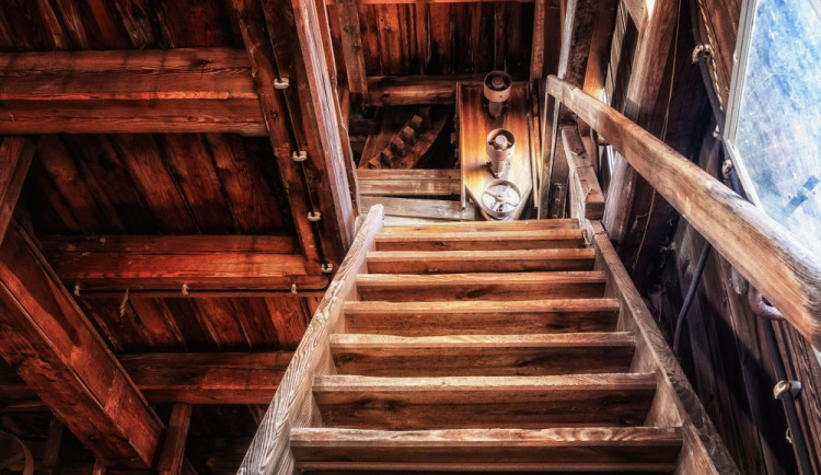 Dlouhodobě neobydlený dům v Hodolanech přitahoval zloděje jako magnet. Ukradli z něj mramorové hodiny a obrazy