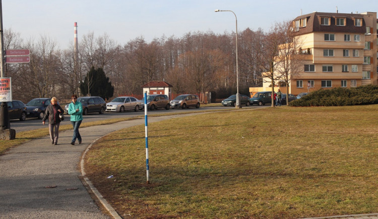 Chodníky v Seifertově ulici nahradí zámková dlažba. Oprava bude trvat tři měsíce