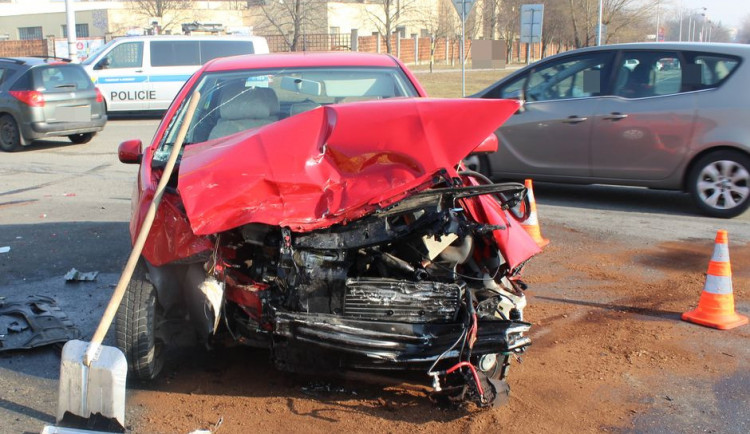 FOTO: Dvě osoby se zranily při nehodě tří aut u Žluté haly v Olomouci