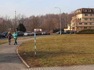 Chodníky v Seifertově ulici nahradí zámková dlažba. Oprava bude trvat tři měsíce