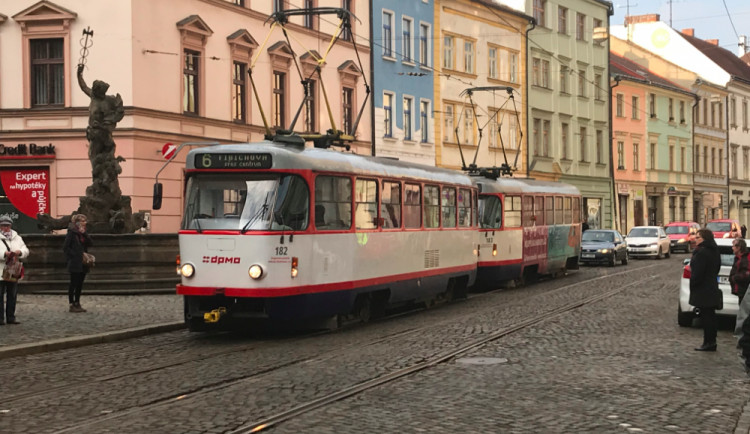 VIDEO: Tramvaje kolem Galerie Moritz jezdí krokem, vlivem počasí se poškodily koleje