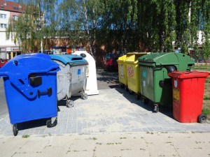 Muž, který se nemohl dostat z popelnice, si zavolal na pomoc městskou policii