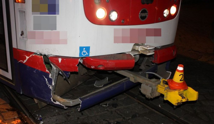 Opilá řidička nabourala do tramvaje u Metropolu. Nadýchala téměř dvě promile a přišla o řidičák