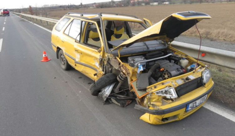 Řidiče škodovky přemohl mikrospánek a přejel do protisměru, kde narazil do Fordu převážejícího auto