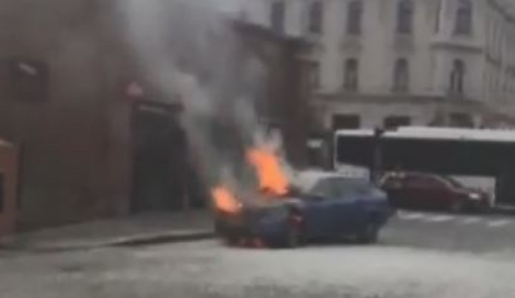 FOTO/VIDEO: V Pavelčákově ulici v Olomouci hořelo auto. Za jízdy se začalo kouřit zpod kapoty