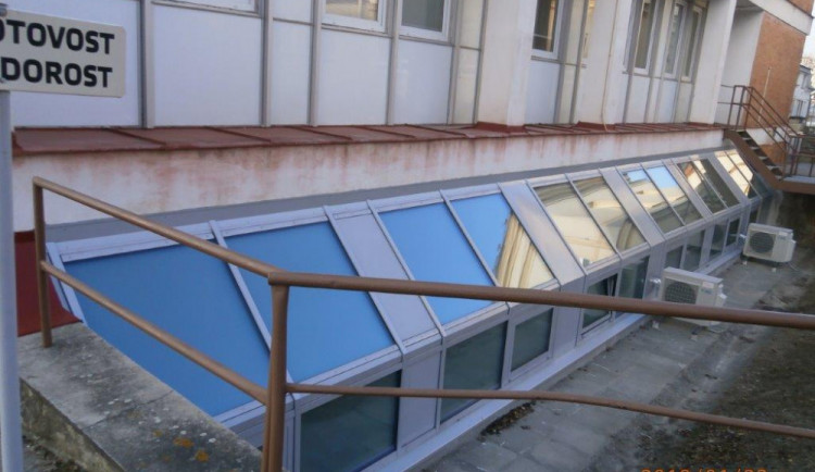 Šternberská nemocnice má nová okna. Stála necelých sedm milionů korun