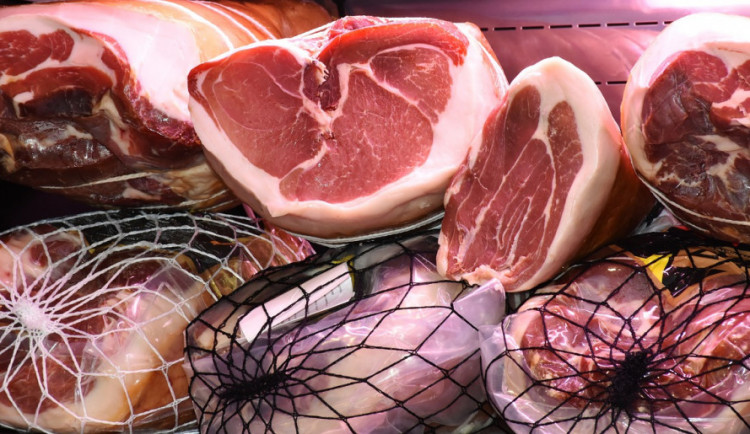 Desítky kilogramů polského masa se salmonelou snědli ve školách i nemocnici