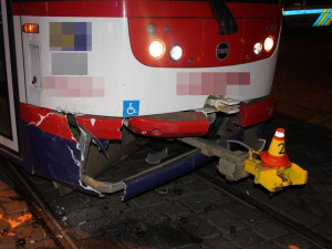 Opilá řidička nabourala do tramvaje u Metropolu. Nadýchala téměř dvě promile a přišla o řidičák