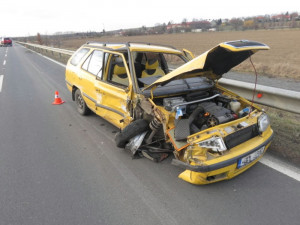 Řidiče škodovky přemohl mikrospánek a přejel do protisměru, kde narazil do Fordu převážejícího auto