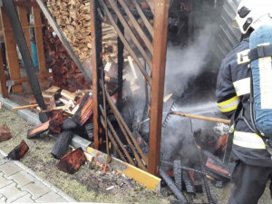 Požár pergoly způsobil žhavý popel, od kterého začala hořet plastová popelnice