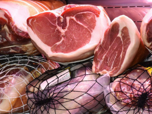Desítky kilogramů polského masa se salmonelou snědli ve školách i nemocnici