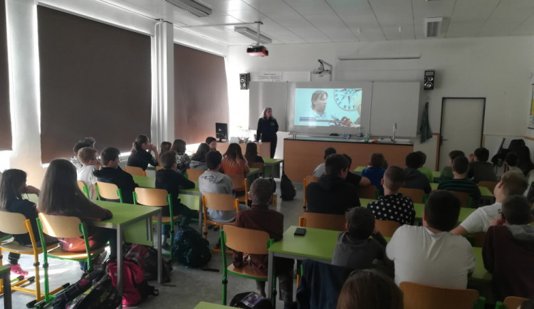 Policisté nacvičovali s dětmi ve škole různé situace. Poradili, co dělat při dopravní nehodě i s kyberšikanou