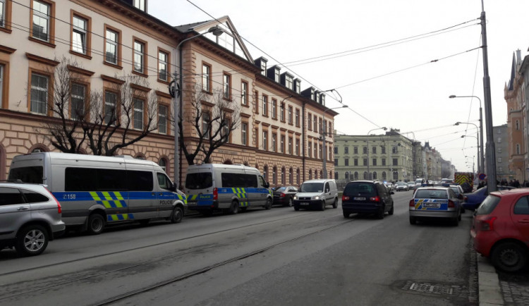 Pachateli, který nahlásil bombu v budově Vrchního soudu v Olomouci, hrozí pět let vězení