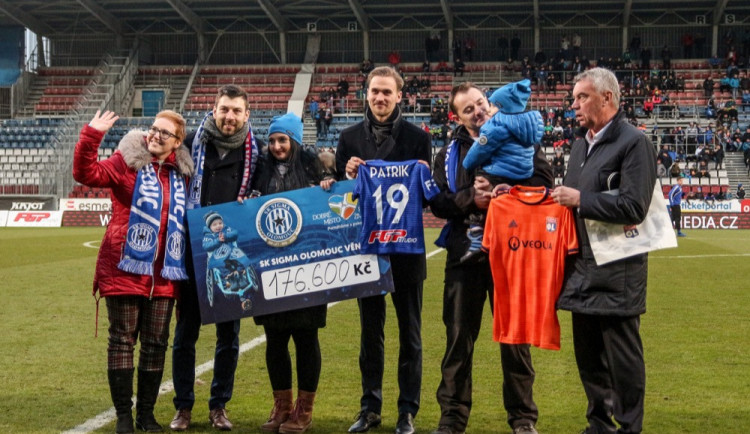 FOTOGALERIE: Mladí Sigmáci sice s Lyonem prohráli, benefice ale pomohla Patrikovi 176 600 korunami