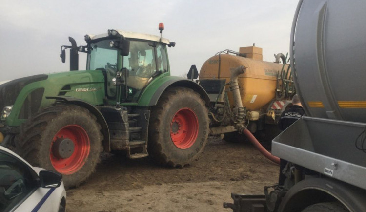 Zemědělci v Olomouci přečerpávali močůvku z cisterny do traktoru. Někdo na ně zavolal policii