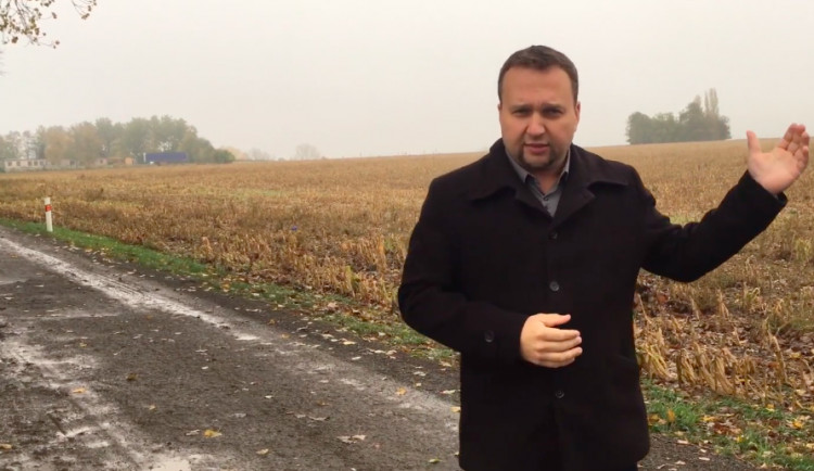 VIDEO: Marian Jurečka se bije za úrodnou půdu u Hněvotína. Pokud se na ní bude stavět, je to vrchol nezodpovědnosti, říká