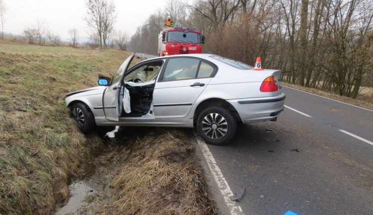 Devatenáctiletá řidička se vybourala v BMW. Do cesty jí vběhla srna