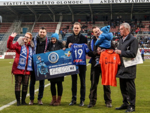 FOTOGALERIE: Mladí Sigmáci sice s Lyonem prohráli, benefice ale pomohla Patrikovi 176 600 korunami