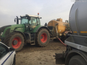 Zemědělci v Olomouci přečerpávali močůvku z cisterny do traktoru. Někdo na ně zavolal policii