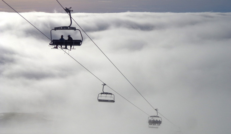 S lyžařem se utrhla sedačka na lanovce. Muž byl transportován vrtulníkem do nemocnice