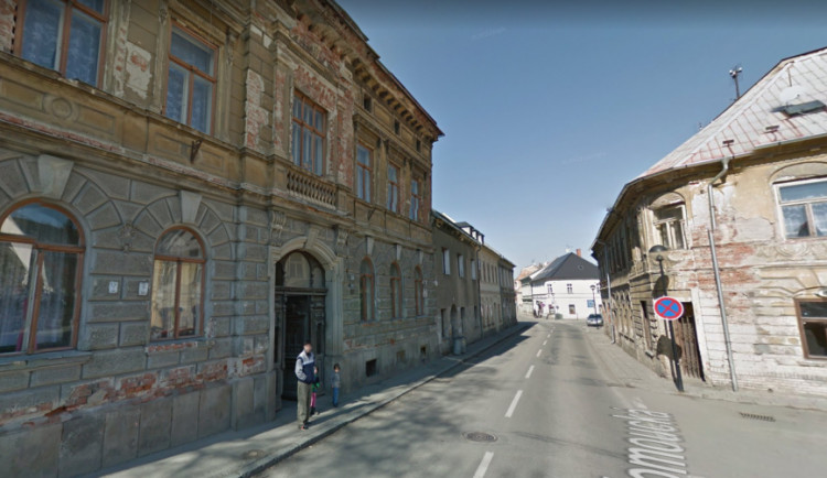 Vši, zanedbané děti, odpadky, hluk, agresivita: Šternberk se rozhodl skoncovat s obchodem s chudobou