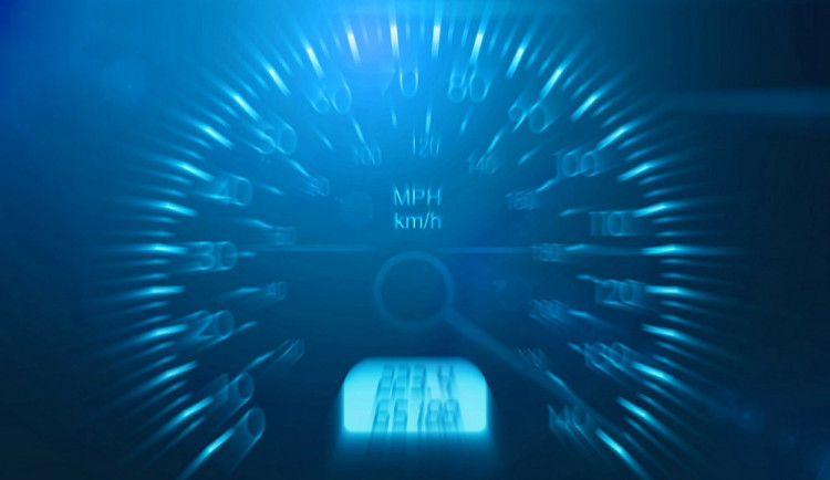 Opilý muž ukradl auto, ve kterém ujížděl policii. Snažil se ujet i poté co havaroval