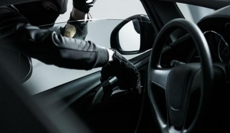 Zloděj vykradl čtyři auta na Sv. Kopečku. Odnesl si z nich kosmetiku, elektroniku i zavazadla