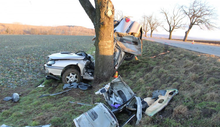 Devatenáctiletý řidič nezvládl řízení a naboural do stromu. Na místě zemřel