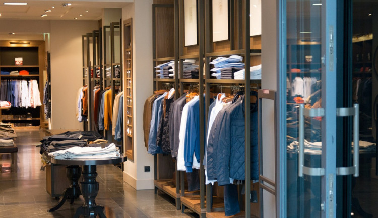 Mladík šel do Šantovky krást. V kabince na sebe oblékl nové oblečení, všímavé ostraze však neunikl