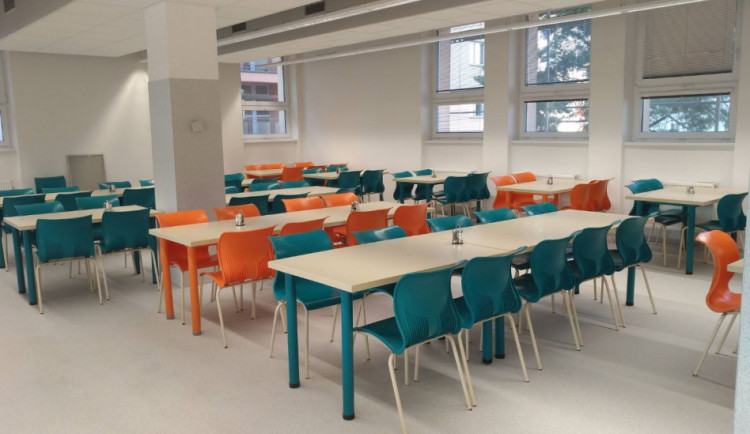 Hlavní menza Univerzity Palackého prošla modernizací. Dvě oddělené jídelny jsou minulostí