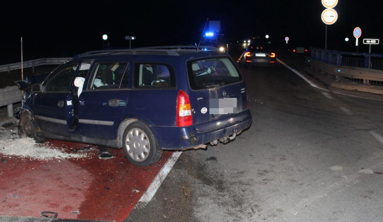 FOTO: U Šternberka se v křižovatce střetla dvě auta, oba šoféři se zranili