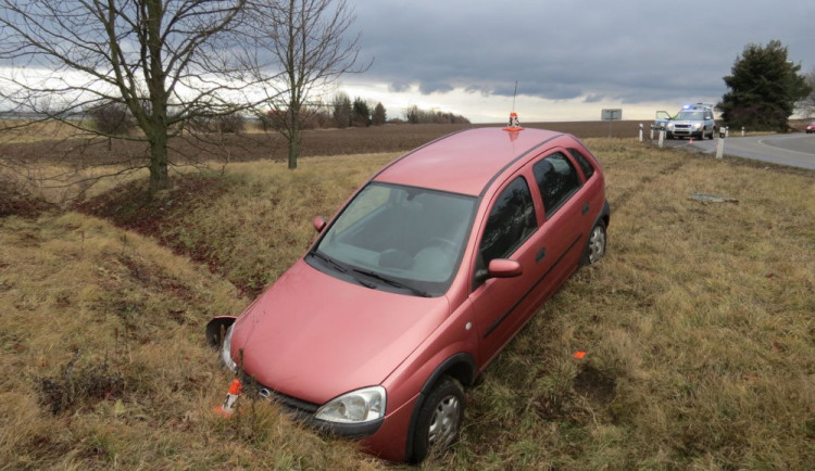 Opilý řidič nezvládl řízení v levotočivé zatáčce a skončil v příkopu