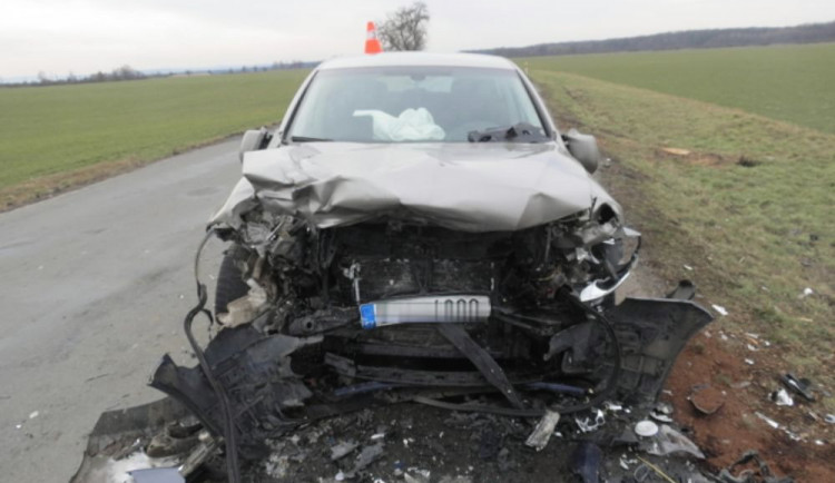 Řidiči se zablokovalo řízení a přejel do protisměru, kde naboural do auta s přívěsem. Nehoda si vyžádala několik zraněných