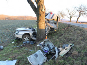 Devatenáctiletý řidič nezvládl řízení a naboural do stromu. Na místě zemřel
