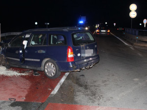 FOTO: U Šternberka se v křižovatce střetla dvě auta, oba šoféři se zranili