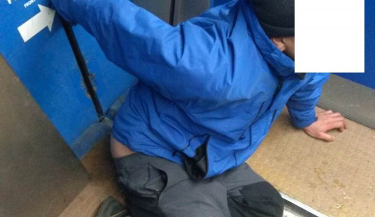 Opilému muži sevřely ruku automatické dveře cyklověže. Ze sevření ho v noci museli vyprostit policisté